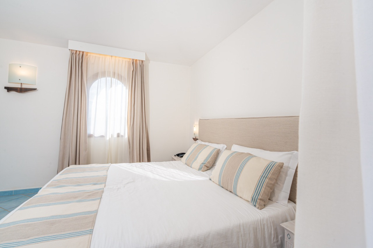 Standard room with arched window, Hotel Sa Pedra